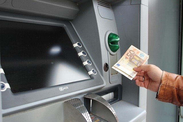 Geld abheben in Albanien: ATMs, Gebühren, Limits – und wie du Abzocke vermeidest